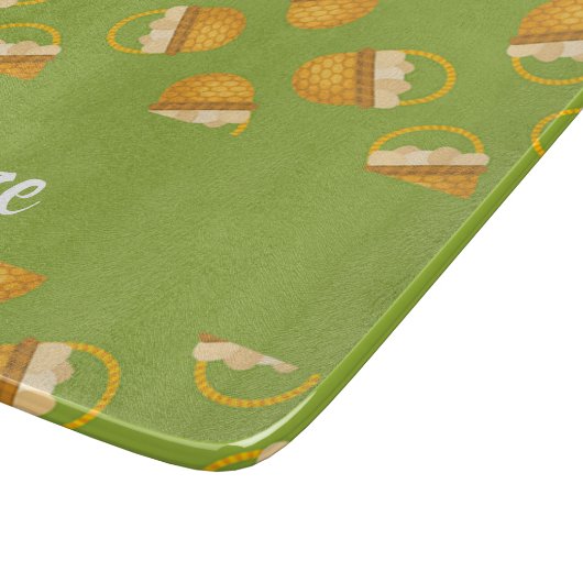 Eier in braunem Korb auf grün Schneidebrett (Ecke)