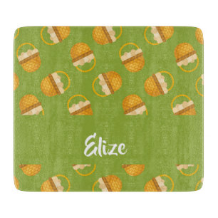 Eier in braunem Korb auf grün Schneidebrett