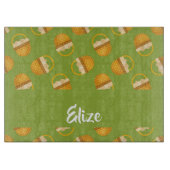 Eier in braunem Korb auf grün Schneidebrett (Vorderseite)