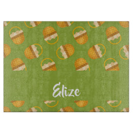 Eier in braunem Korb auf grün Schneidebrett