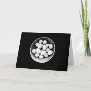 Eier in der Korbkarte Feiertagskarte