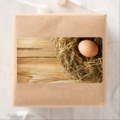 Eier in Heunest auf Holztisch-Hintergrund (Insitu)