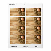 Eier in Heunest auf Holztisch-Hintergrund (Vorne)