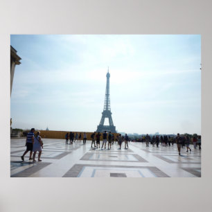 EIFFEL TOWER HINTER KONKRETEM GEBÄUDE POSTER