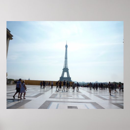 EIFFEL TOWER HINTER KONKRETEM GEBÄUDE POSTER (Vorne)