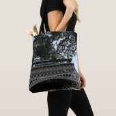 Eiffel-Turm durch die Baum-Taschen-Tasche Tasche (Von Nahem)