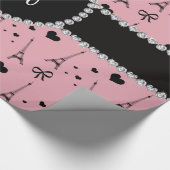 Eiffel-Turmmuster des Monogramms hübsches rosa Geschenkpapier (Ecke)