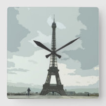 Eiffelturm an bewölkter Nacht