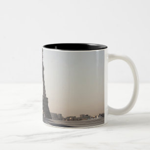 Eiffelturm an der Dämmerung, Paris, Ile-de-France Zweifarbige Tasse