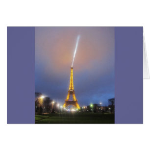 Eiffelturm bei Dämmerung