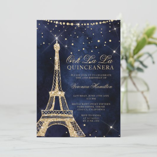 Eiffelturm Chic Gold Glitzer funkeln Quinceanera Einladung (Stehend Vorderseite)