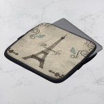 Eiffelturm Grunge Laptop Sleeve<br><div class="desc">Schützen Sie Ihren Laptop unterwegs mit diesem verführerischen Ärmeldesign,  das einen mit dem Eiffelturm,  aquamarinen Wirbel und Schmetterlingen geschmückten Grunge-Hintergrund bietet. Mit dem anpassbaren Text können Sie Schriftart ändern,  Textfarben und -größen nach Ihren Wünschen ändern. Personalisieren Sie sich selbst oder machen Sie ein großartiges Geschenk.</div>