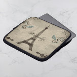 Eiffelturm Grunge Laptop Sleeve<br><div class="desc">Schützen Sie Ihren Laptop unterwegs mit diesem verführerischen Ärmeldesign, das einen mit dem Eiffelturm, aquamarinen Wirbel und Schmetterlingen geschmückten Grunge-Hintergrund bietet. Mit dem anpassbaren Text können Sie Schriftart ändern, Textfarben und -größen nach Ihren Wünschen ändern. Personalisieren Sie sich selbst oder machen Sie ein großartiges Geschenk.</div>