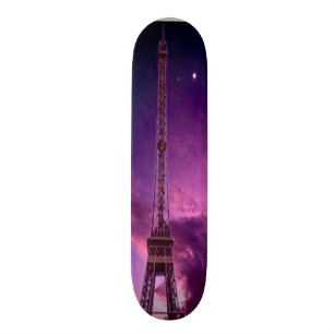 Eiffelturm im Sonnenscheinhimmel Skateboard