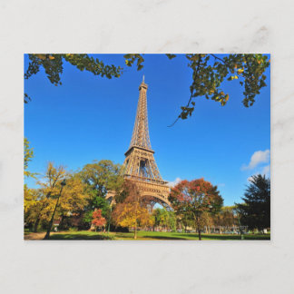 Eiffelturm mit Herbstbäumen und Blätter Postkarte