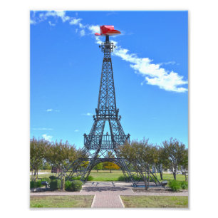 Eiffelturm mit rotem Cowboyhut, Paris, Texas Fotodruck