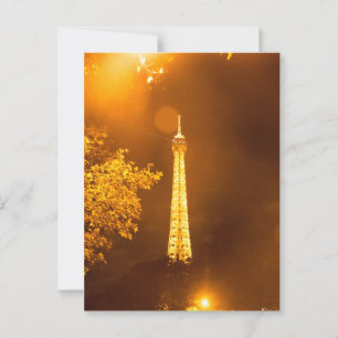 Eiffelturm nachts mit Straßenlaternen beleuchtet Postkarte