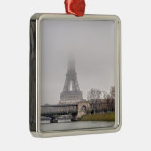 Eiffelturm und Bir-hakeim-Brücke an einem schönen Ornament Aus Metall (Rechts)