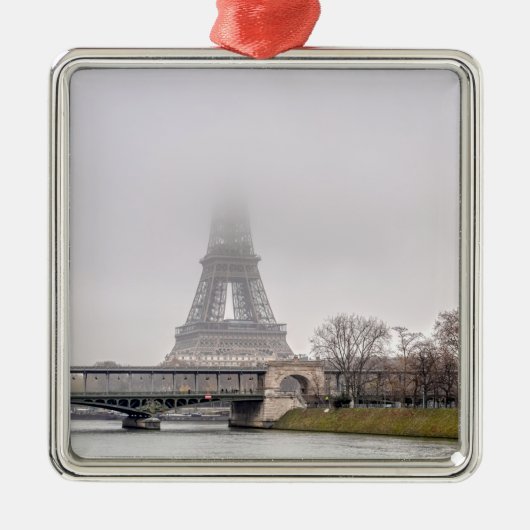 Eiffelturm und Bir-hakeim-Brücke an einem schönen Ornament Aus Metall (Vorne)