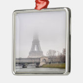 Eiffelturm und Bir-hakeim-Brücke an einem schönen Ornament Aus Metall (Links)