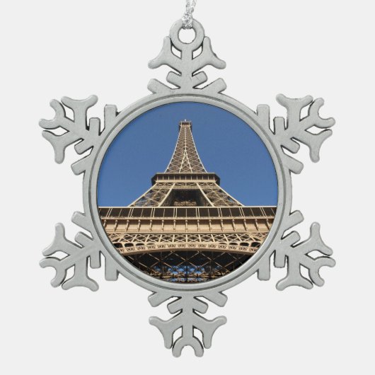Eiffelturm von Paris in der französischen Tasse Schneeflocken Zinn-Ornament (Vorderseite)
