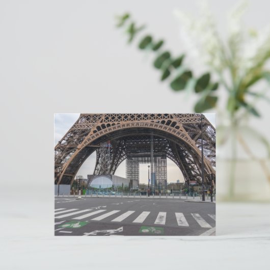 Eiffelturm während der Lockerung des Coronavirus i Postkarte (Stehend Vorderseite)