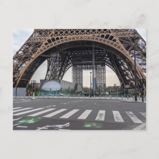 Eiffelturm während der Lockerung des Coronavirus i Postkarte (Vorderseite)