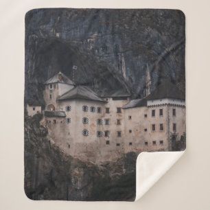 EIGE UND SCHWARZES KONKRETES HAUS SHERPADECKE