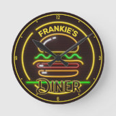 Eigene ADD NAME Retro Imitate Neon Burger Diner Runde Wanduhr (Vorderseite)