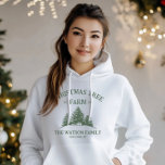 Eigener Familienname Weihnachtsbaumbaum Retro Hoodie<br><div class="desc">Bleibe gemütlich und feierlich mit unserer maßgeschneiderten Ferienwohnung! Mit ihrem Familiennamen und dem Retro-Weihnachtsbaumdesign in schlauem Grün ist es perfekt für kühle Wintertage und Ansammlungen.</div>