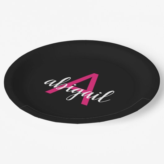Eigener, rosa schwarzer Monogramm-Name Pappteller (Schrägansicht)