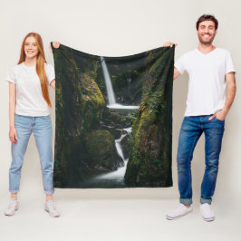 Eigener Wasserfall Kaskadiert hinunter Fleecedecke