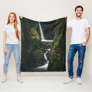 Eigener Wasserfall Kaskadiert hinunter Fleecedecke