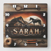 Eigenes Holzschild mit Pferd und Stall im Sonnenun Quadratische Wanduhr (Vorderseite)