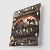 Eigenes Holzschild mit Pferd und Stall im Sonnenun Quadratische Wanduhr (Winkel)