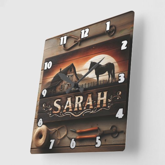 Eigenes Holzschild mit Pferd und Stall im Sonnenun Quadratische Wanduhr (Winkel)