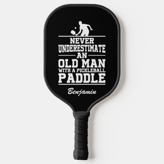 Eigenes Schwarz unterschätzt nie einen alten Mann Pickleball Schläger (Rückseite)