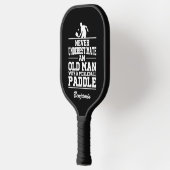 Eigenes Schwarz unterschätzt nie einen alten Mann  Pickleball Schläger (Links)