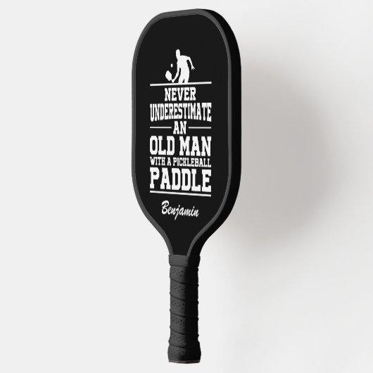Eigenes Schwarz unterschätzt nie einen alten Mann  Pickleball Schläger (Links)
