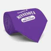 Eigenschaft von Minnesota - schwarzer Text Krawatte (Gerollt)