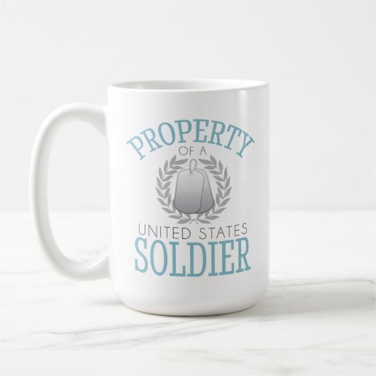 Eigentum einer US-Soldat-(aquamarinen) Tasse (Links)