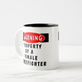 Eigentum eines weiblichen Feuerwehrmanns Zweifarbige Tasse (Vorderseite Links)