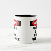 Eigentum eines weiblichen Feuerwehrmanns Zweifarbige Tasse (Mittel)