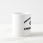 Eigentum von anUNDERTAKER Kaffeetasse (Mittel)