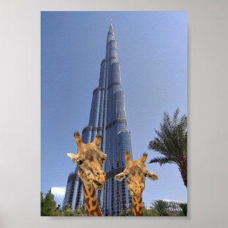 Eigenwillige Giraffen bei der Wandkunst des Burj K Poster