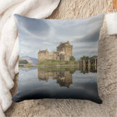 Eilean Donan Schloss mit Reflexion in Schottland Kissen (Decke)