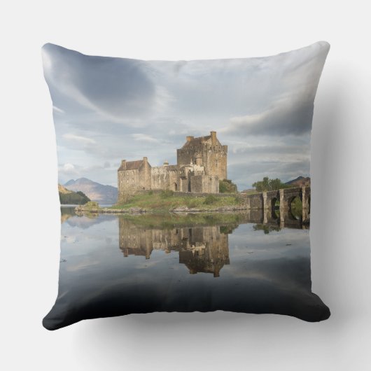 Eilean Donan Schloss mit Reflexion in Schottland Kissen (Rückseite)