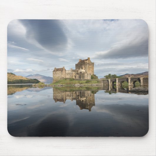Eilean Donan Schloss mit Reflexion in Schottland Mousepad (Vorne)