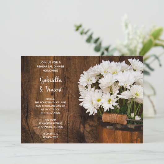 Eimer von Daisies Country Hochzeit Probe Dinner Einladung (Stehend Vorderseite)