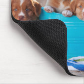 Eimer Welpen auf dem Strand Mousepad (Ecke)